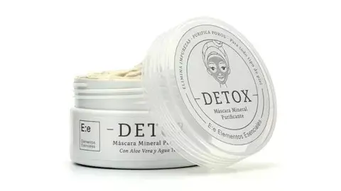 Máscara Mineral purificante enriquecida con aloe vera y agua termal. Ayuda a limpiar los poros para conseguir una piel libre de impurezas, más luminosa y de aspecto fresco. $180, Elementos Esenciales