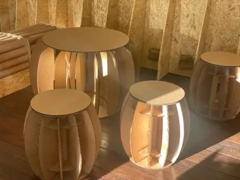 Banquetas desarrolladas para recepciones empresariales: se realizan en cartón corrugado sustentable y muy resistente Banquetas desarrolladas para recepciones empresariales: se realizan en cartón corrugado sustentable y muy resistente
