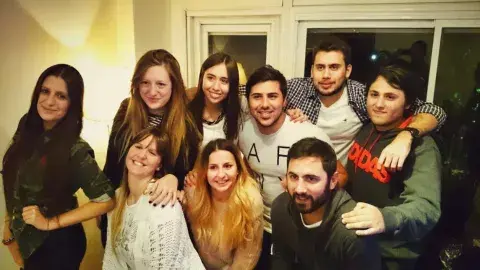 Mis amigos que son como mi familia que me acompañaron en la incertidumbre. Mis amigos que son como mi familia que me acompañaron en la incertidumbre.