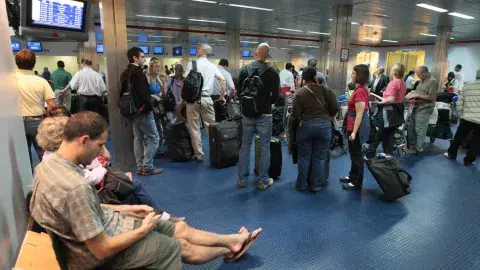 Las largas filas son un escenario común en el aeropuerto internacional de Ezeiza Las largas filas son un escenario común en el aeropuerto internacional de Ezeiza