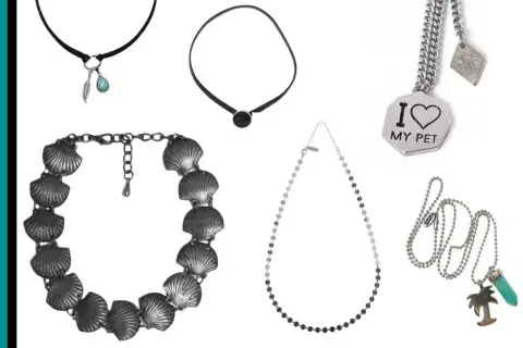 Collar pluma $164 de Complot / Ganrgantilla negra $410 de Maria Rivolta / Collar I love my pet $275 de Kona Queen / Gargantilla ostras $160 de Dolores Iguacel / Gargantilla plata y negra $330 de Maria Rivolta / Collar palmera $320 de Cuatro Musas