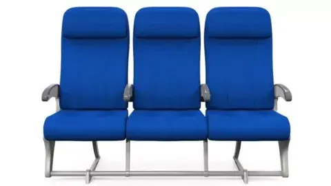 Si no pagaste un boleto ejecutivo o primera clase, unos asientos parecidos a estos te acompañarán en tu viaje... Al menos intenta escoger aquellos que pueden reclinarse