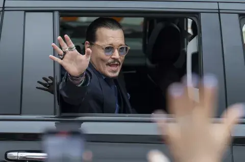 El actor Johnny Depp saluda a sus seguidores al salir del Tribunal. (Foto AP/Craig Hudson) El actor Johnny Depp saluda a sus seguidores al salir del Tribunal. (Foto AP/Craig Hudson)
