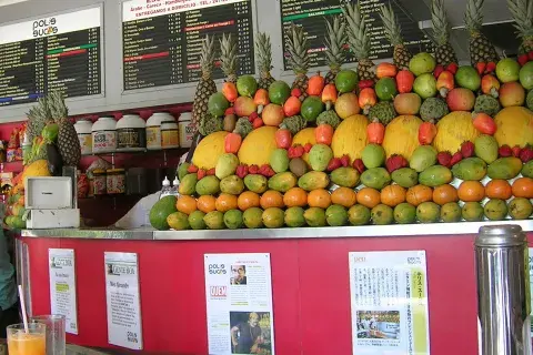 La parada ideal para disfrutar de un rico jugo de fruta tropical La parada ideal para disfrutar de un rico jugo de fruta tropical