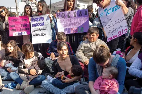 Tetazo masivo para poder amamantar en lugares públicos Tetazo masivo para poder amamantar en lugares públicos
