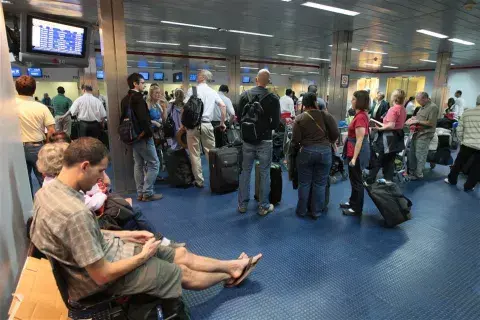 En Ezeiza las colas son una escena habitual En Ezeiza las colas son una escena habitual