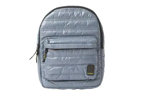 Mochila "Classic" de material repelente al agua, compartimiento para laptop de 15’’, cierres YKK y bolsas interiores. $1750, Bubba Bags