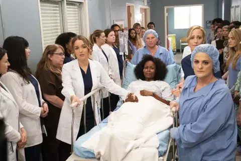 Elisabeth Finch, guionista de Grey´s Anatomy (actuando de enfermera)
Debbie Allen, actriz en la camilla Elisabeth Finch, guionista de Grey´s Anatomy (actuando de enfermera)
Debbie Allen, actriz en la camilla