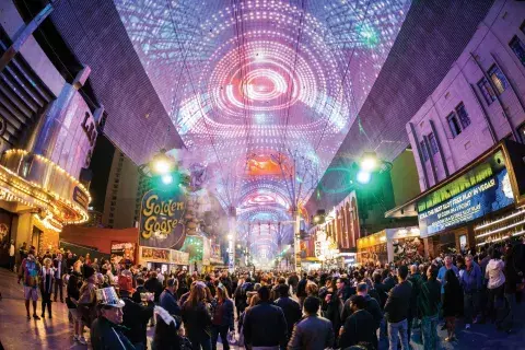 Fremont Street, un ícono de la ciudad, con su pantalla de led que abarca cinco cuadras. Fremont Street, un ícono de la ciudad, con su pantalla de led que abarca cinco cuadras.
