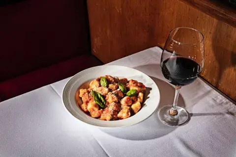 Gnocchi de Papa con tomate y albahaca. Foto gentileza de Sottovoce Gnocchi de Papa con tomate y albahaca. Foto gentileza de Sottovoce