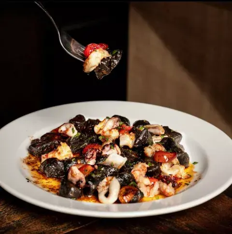 Gnocchi negro con frutos de mar. Foto gentileza de Quotidiano Gnocchi negro con frutos de mar. Foto gentileza de Quotidiano