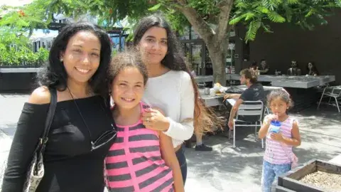 La venezolana Lisbeth Alcalá llevó a su familia de paseo a Wynwood. La única medida que tomaron fue ponerse repelente contra mosquitos La venezolana Lisbeth Alcalá llevó a su familia de paseo a Wynwood. La única medida que tomaron fue ponerse repelente contra mosquitos