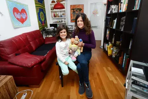 Maria Novillo Saravia junto a su hija Francesca en el departamento que intercambio con una española durante en mes de enero Maria Novillo Saravia junto a su hija Francesca en el departamento que intercambio con una española durante en mes de enero