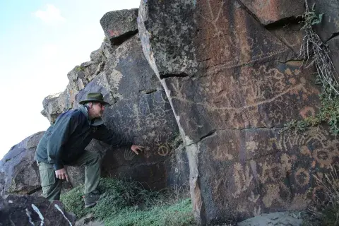 Petroglifos, como los que se ven en la Cueva de las Manos Petroglifos, como los que se ven en la Cueva de las Manos