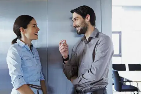 Una sonrisa relajada y agradable es algo que aman los hombres