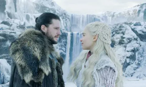 Kit Harington y Emilia Clarke en Game of Thrones Kit Harington y Emilia Clarke en Game of Thrones