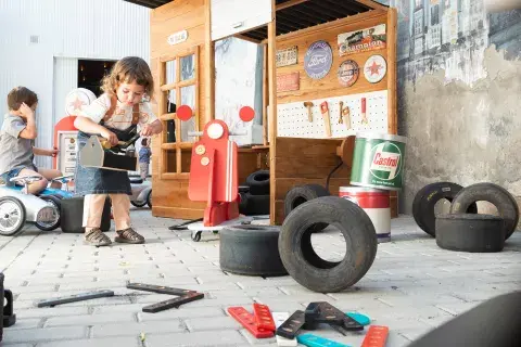 Uno de los espacios de juegospara mini fanáticos de los autos, ambientado en un taller mecánico. Uno de los espacios de juegospara mini fanáticos de los autos, ambientado en un taller mecánico.