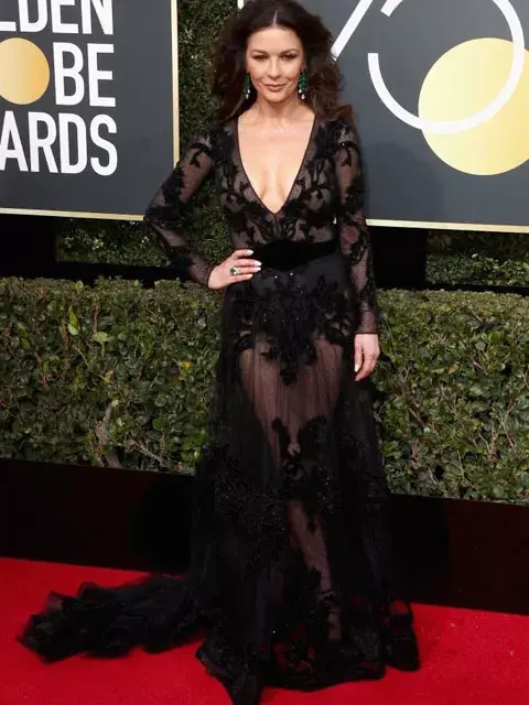 Catherine Zeta Jones se adhirió al dress code con un escotazo y transparencias. Espléndida. Catherine Zeta Jones se adhirió al dress code con un escotazo y transparencias. Espléndida.