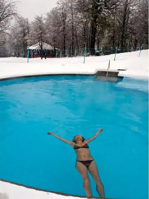 ¿En bikini en la nieve? ¡Sí! En el spa termal podés disfrutar zambulléndote en el agua de las termas, y además, hacerte algún tratamiento de fangoterapia o un buen masaje ¿En bikini en la nieve? ¡Sí! En el spa termal podés disfrutar zambulléndote en el agua de las termas, y además, hacerte algún tratamiento de fangoterapia o un buen masaje