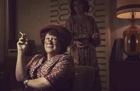 Margo Martindale como Bella Abzug