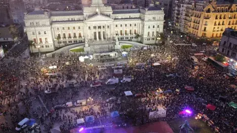 La marcha por el 8M continúa frente al Congreso de la Nación La marcha por el 8M continúa frente al Congreso de la Nación