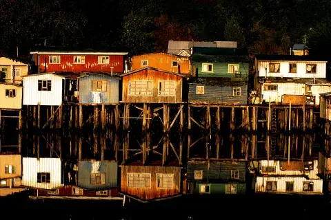 Construídas en el siglo XIX, las casas de madera sobre palafitos en Castro, ahora son hoteles, bares y restaurantes Construídas en el siglo XIX, las casas de madera sobre palafitos en Castro, ahora son hoteles, bares y restaurantes