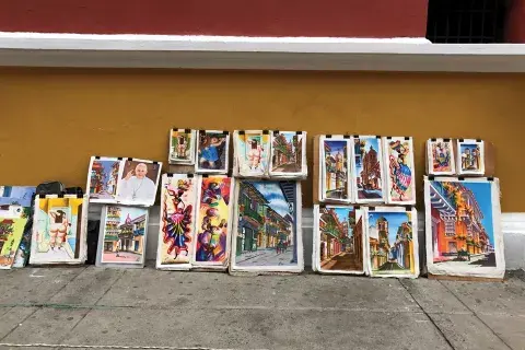Podés comprar obras de artistas locales. Hay réplicas de Botero Podés comprar obras de artistas locales. Hay réplicas de Botero
