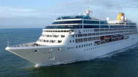 El crucero Adonia tiene capacidad para 704 pasajeros y cuenta con pileta, spa, librería a bordo, bares y restaurants El crucero Adonia tiene capacidad para 704 pasajeros y cuenta con pileta, spa, librería a bordo, bares y restaurants