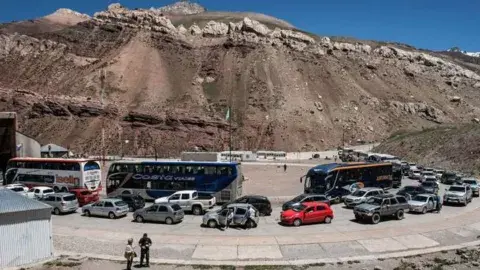 Santiago está a solo horas de algunas ciudades argentinas por carretera Santiago está a solo horas de algunas ciudades argentinas por carretera