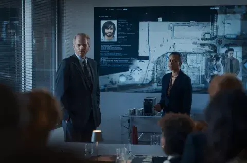 Noah Emmerich y Angel Coulby en Suspicion Noah Emmerich y Angel Coulby en Suspicion