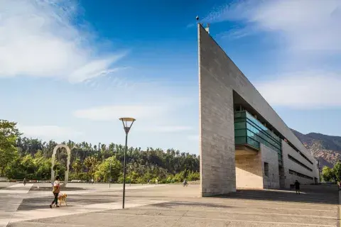 El centro cívico de Santiago, emplazado sobre la explanada del Parque Bicentenario, es una increíble pieza arquitectónica. El centro cívico de Santiago, emplazado sobre la explanada del Parque Bicentenario, es una increíble pieza arquitectónica.