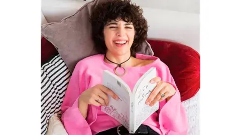 A Cala también le encanta leer: lo hace antes de dormir o en el sillón del living, donde hay buena luz A Cala también le encanta leer: lo hace antes de dormir o en el sillón del living, donde hay buena luz