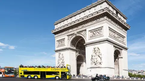 Los autobuses de línea pasan cerca de muchos monumentos por lo que se pueden evitar los autobuses turísticos. Crédito: Sarah Sergent / Paris Tourist Office / dpa-tmn Los autobuses de línea pasan cerca de muchos monumentos por lo que se pueden evitar los autobuses turísticos. Crédito: Sarah Sergent / Paris Tourist Office / dpa-tmn