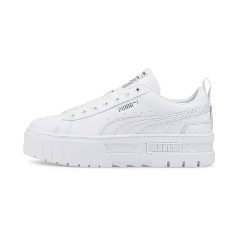 Las zapas todas blancas siguen siendo un must: con un poco de plataforma y suela track, no fallan. Las zapas todas blancas siguen siendo un must: con un poco de plataforma y suela track, no fallan.