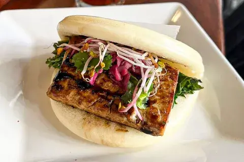 Gua Bao Tofu “Gong Bao” vegano. Foto: Bao Kitchen Gua Bao Tofu “Gong Bao” vegano. Foto: Bao Kitchen