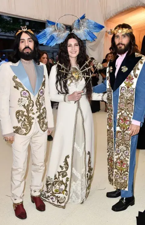 El rey Alessandro Michele con dos de sus musas, Lana del Rey y Jared Leto, en la última Met Gala. El rey Alessandro Michele con dos de sus musas, Lana del Rey y Jared Leto, en la última Met Gala.
