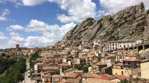 A 50 km de Potenza, en el sur de la "bota", calles angostas y casas de piedra y teja A 50 km de Potenza, en el sur de la "bota", calles angostas y casas de piedra y teja