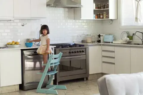 “La casa es toda blanca, salvo por el celeste de algunos muebles y objetos, que me encanta. También me gusta el color madera”, dice Sheila. “La casa es toda blanca, salvo por el celeste de algunos muebles y objetos, que me encanta. También me gusta el color madera”, dice Sheila.