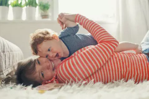 Desde que el mundo es mundo, los niños han dormido con su mamá y su papá Desde que el mundo es mundo, los niños han dormido con su mamá y su papá