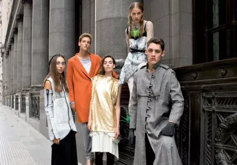 Foto: Prensa Brandy. Los diseñadores de Proyecto Cuadrilla y sus creaciones inspiradas en la vida metropolitana.