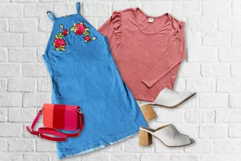 Cartera de Quiéreme Cueros $1620 / Vestido de Rimmel $974 / Remera de Veive $556 / Zuecos de Miye $1550