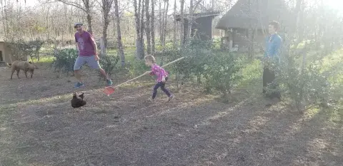 Gaia, de 4 años, se crio en la villa ecológica; para ella la naturaleza es su ambiente desde que nació Gaia, de 4 años, se crio en la villa ecológica; para ella la naturaleza es su ambiente desde que nació