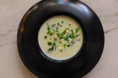 Sopa de coliflor y aceite de nuez. Foto: Namida Sopa de coliflor y aceite de nuez. Foto: Namida