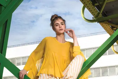 Blusa de seda (Ginebra, $5900), pantalón (Anónimas, $2061), sandalias (Mishka $5860) 