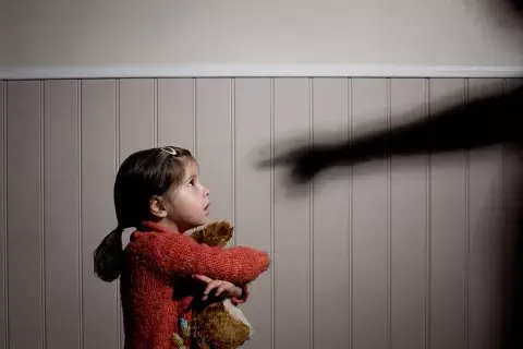 La educación mediante premios y castigos no impulsa al niño a portarse mejor