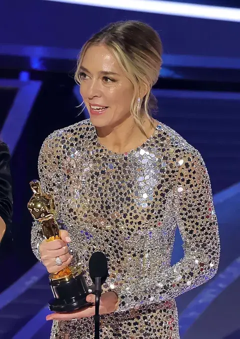 Sian Heder, ganadora del Mejor Guion Adaptado por CODA Sian Heder, ganadora del Mejor Guion Adaptado por CODA