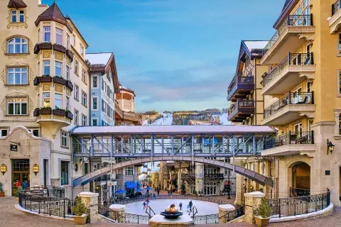 En el centro comercial de Vail hay una pista de patinaje sobre hielo y un fogón. Otro dato: podés llegar esquiando directo desde la montaña. En el centro comercial de Vail hay una pista de patinaje sobre hielo y un fogón. Otro dato: podés llegar esquiando directo desde la montaña.