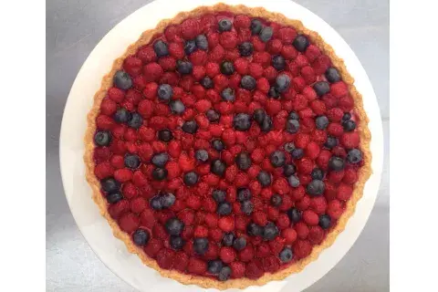 Una tarta con arándanos de ambos colores Una tarta con arándanos de ambos colores