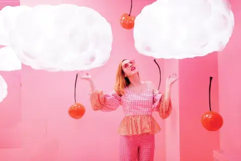 En 2013 abrió el Ice Cream Museum en Nueva York y solo en el primer año recibió arriba de 500.000 visitantes, todos ávidos por sacarse fotos azucaradas que aseguraban likes. En 2013 abrió el Ice Cream Museum en Nueva York y solo en el primer año recibió arriba de 500.000 visitantes, todos ávidos por sacarse fotos azucaradas que aseguraban likes.
