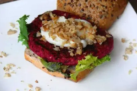 Hamburguesa de remolacha y mijo. Hamburguesa de remolacha y mijo.